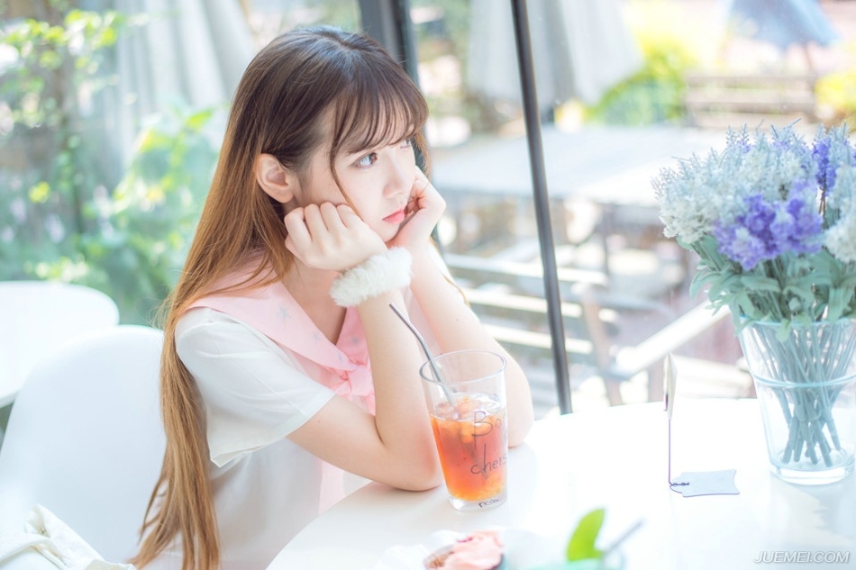 “原来如此，难怪敢硬撼我弩阵，只是不知那滕盾能支撑多久？”魏延闻言点点头，令旗挥动，继续保持着箭簇的射击，同时开始前移，三排人马不断调动着方位，前排的射手将箭匣射空之后，迅速后退，后排射手紧跟着继续射击，形成连绵不断的箭簇压制，而严颜也开始缩小阵型，向这边开来。